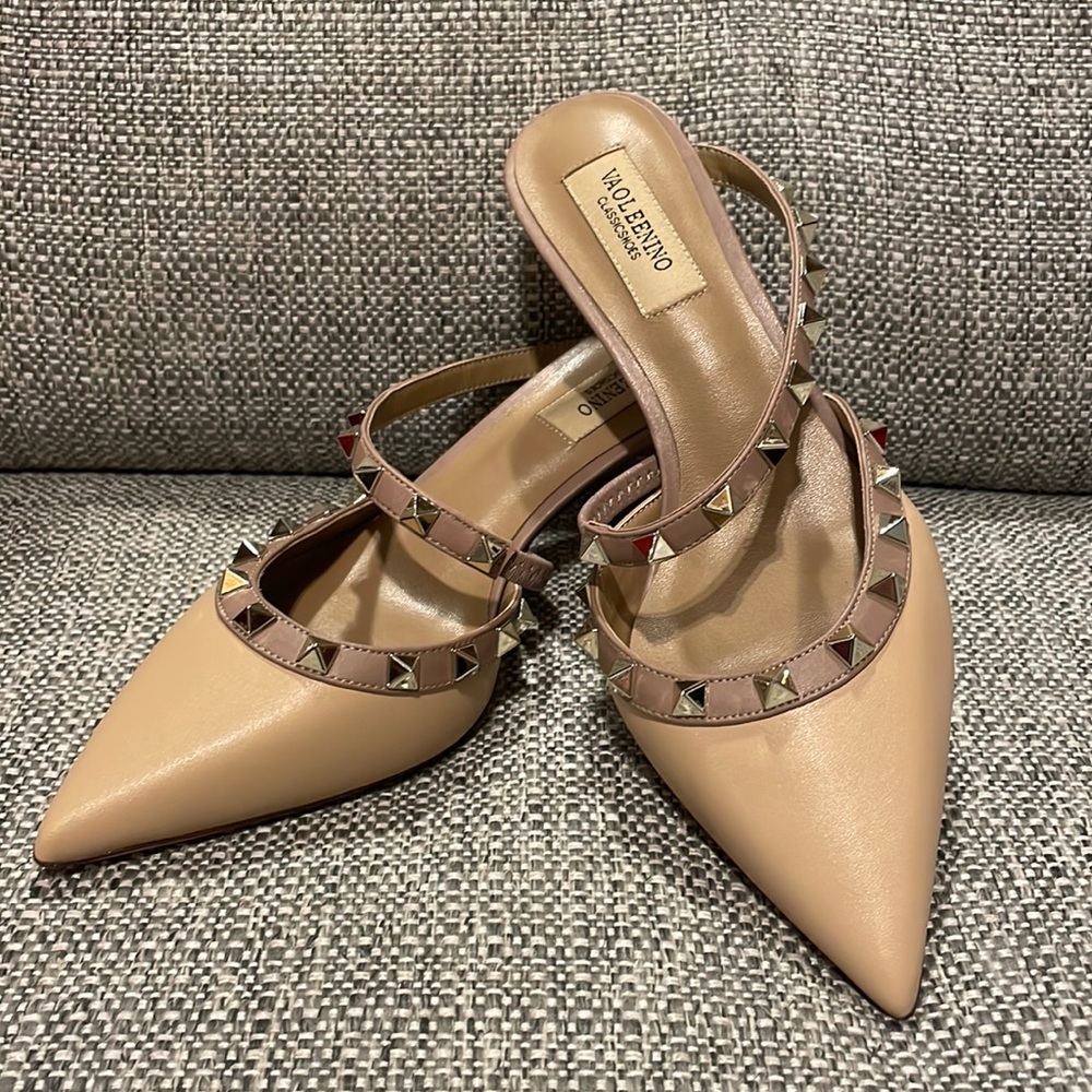 Brand new Vaoleenino brand nude leather mules with gold-tone stud…